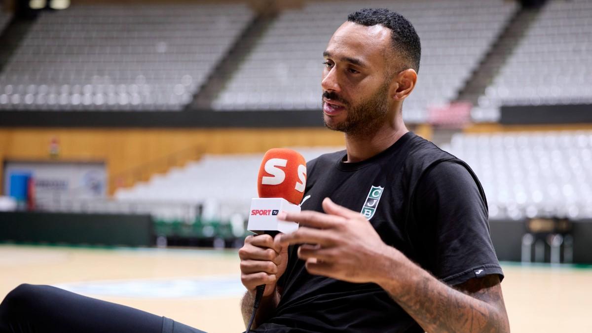 Adam Hanga, atendiendo a SPORT en el Media Day de la Penya