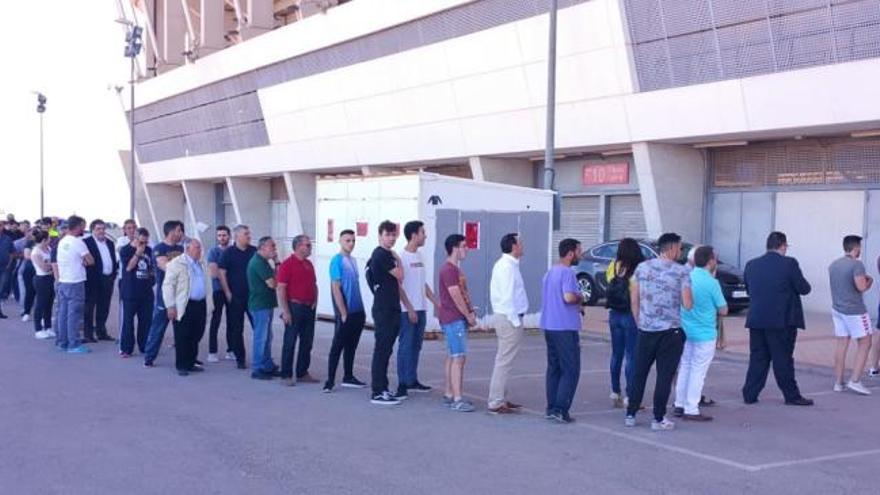 Colas en Murcia y en Elche para comprar entradas para el domingo