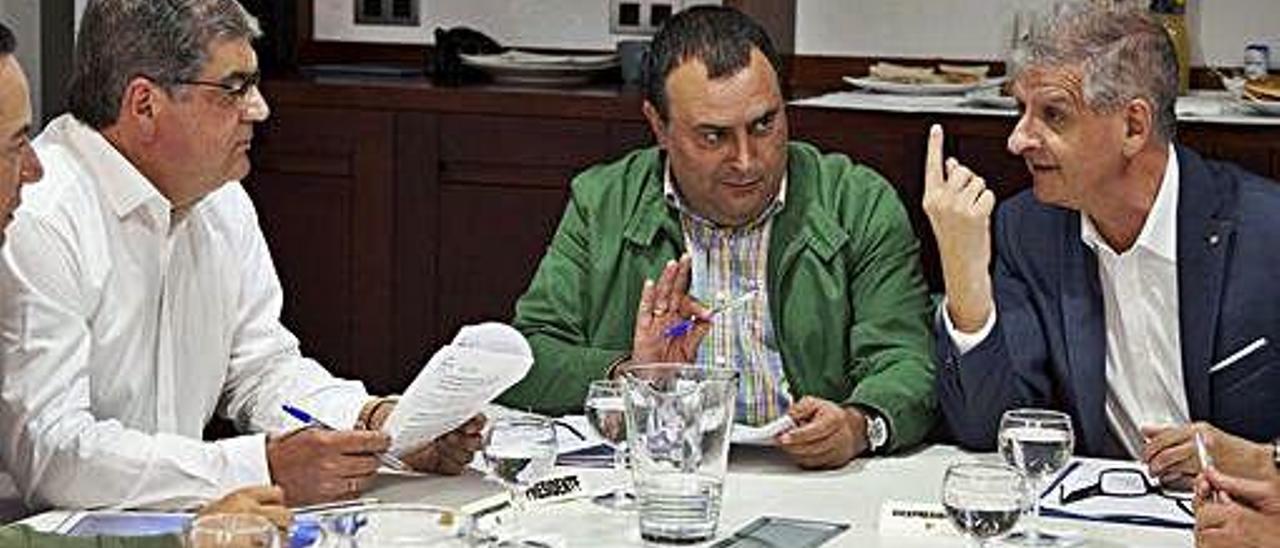 Manuel Ramón Plasencia (centro) en un comité ejecutivo de la Fecam.
