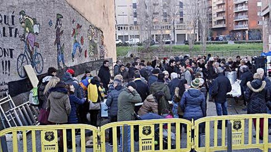 Un moment de la trobada al «forat» del carrer del Carme que vol guanyar vida.