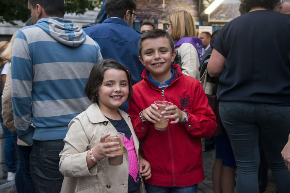 Jugadores del Real Oviedo visitan el chiringuito de la APARO en San Mateo