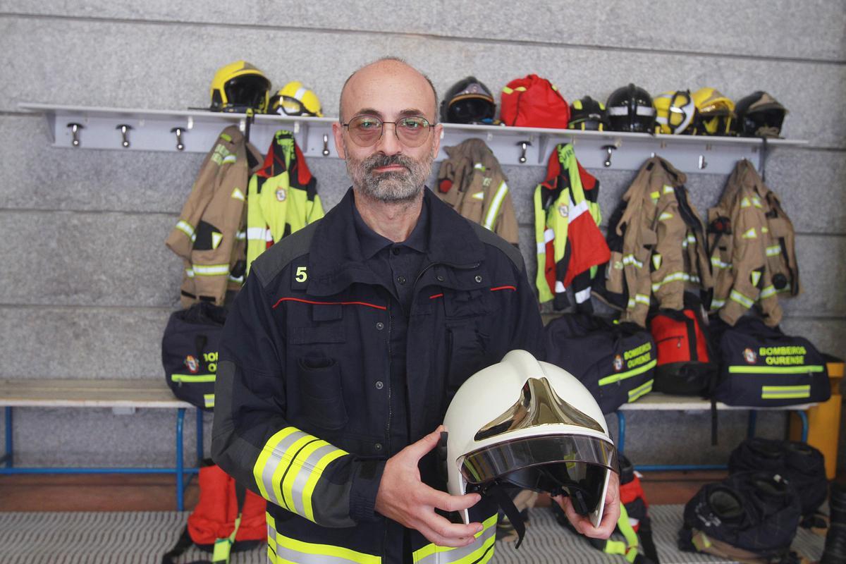 El oficial José Benito Álvarez es el jefe en funciones del parque de bomberos.