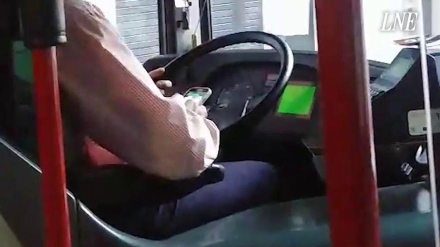 Un conductor de autobús de Gijón, con el teléfono móvil mientras conduce