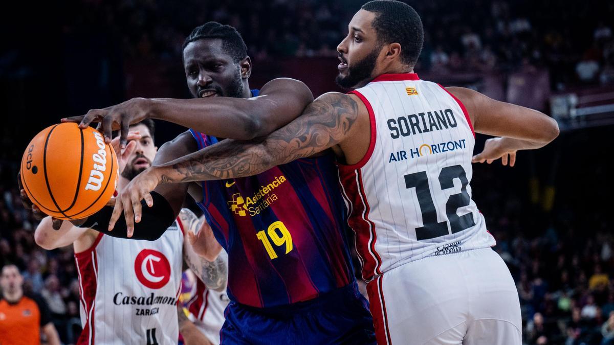 Soriano y Fall, en plena disputa por un balón.