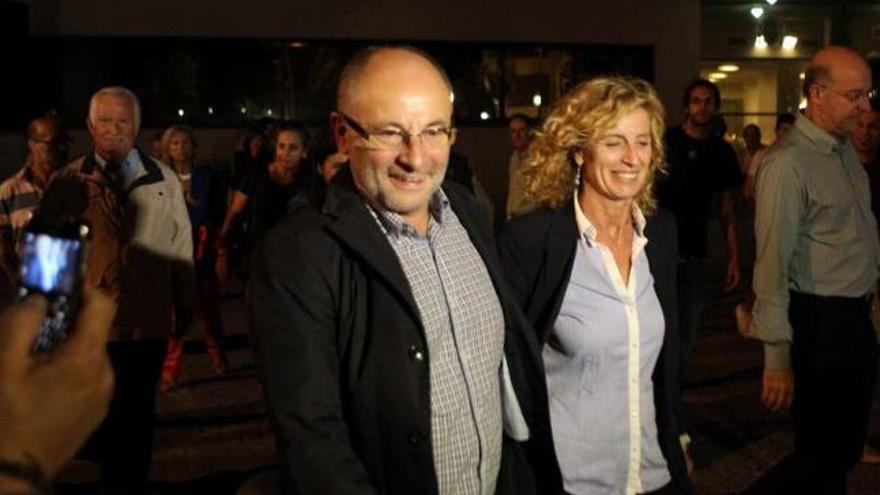 Francisco Rodríguez y su pareja, Mercedes Astorga, tras declarar en septiembre de 2012.  // J. Regal