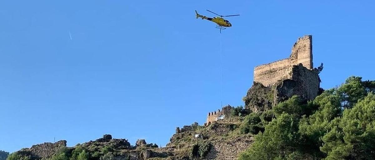 Una imagen de archivo de un helicóptero en el castillo de Suera, en cuyas obras falleció ayer un hombre.