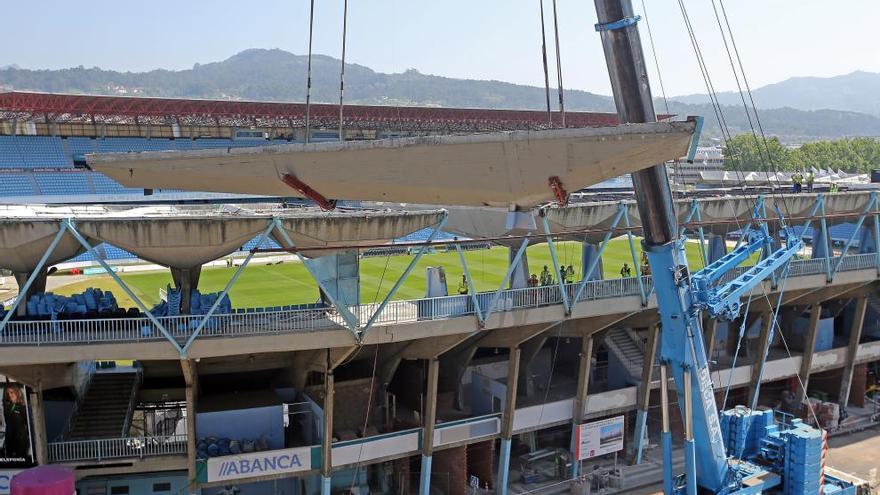 Obras en la grada de Tribuna del estadio de Balaídos. // Marta G. Brea