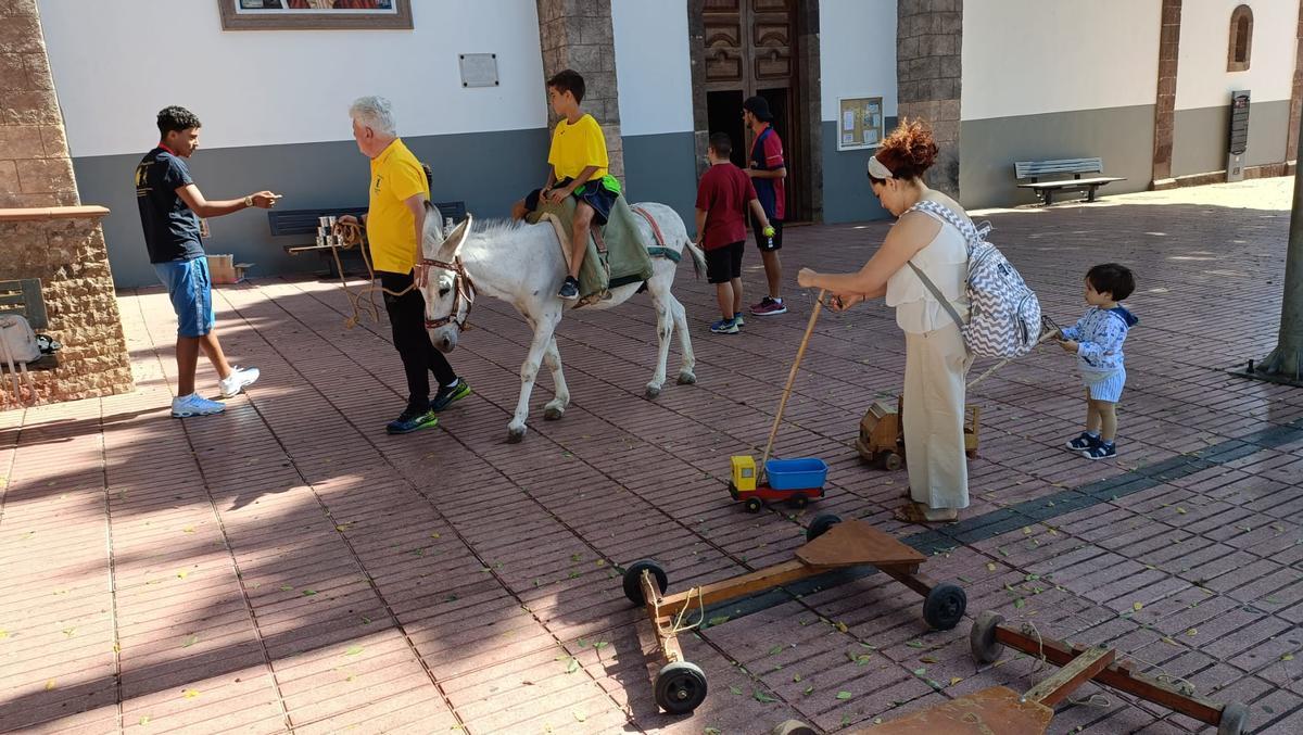El burro Canario junto a varios juguetes tradicionales en la Plaza de la Candelaria de Ingenio.