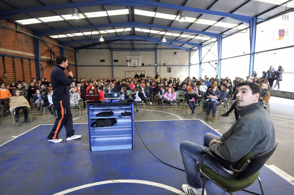 Visita del jugador de baloncesto Saúl Blanco al colegio Lastra de Mieres