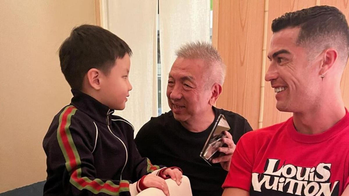 Peter Lim, junto a Cristiano Ronaldo y su nieto en un restaurante