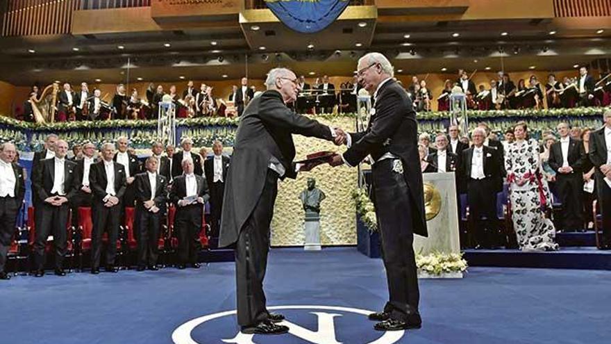El estadounidense Rainer Weiss recibe el Nobel de Física de manos del rey Carlos Gustavo de Suecia.