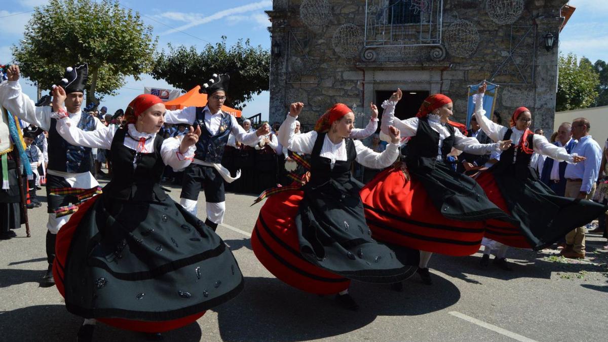 Grupo Virxe do Alivio fronte á capela do Alivio. setembro 2019.   | // FDV