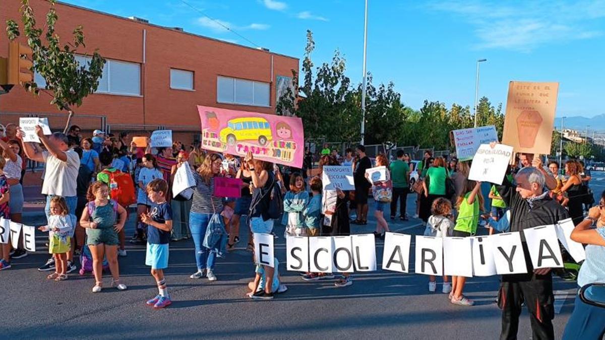 Los afectados por la falta de transporte escolar ocupan la calle en la inmediaciones del colegio