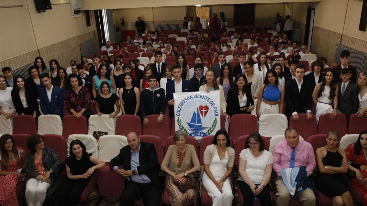 Alumnos y profesores del San Vicente, ayer, en la graduación en el Patronato San José. | Ángel González