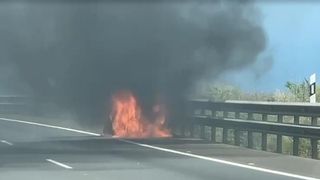 Largas colas por el incendio de un coche en Tenerife