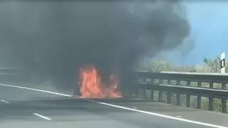 Largas colas por el incendio de un coche en Tenerife