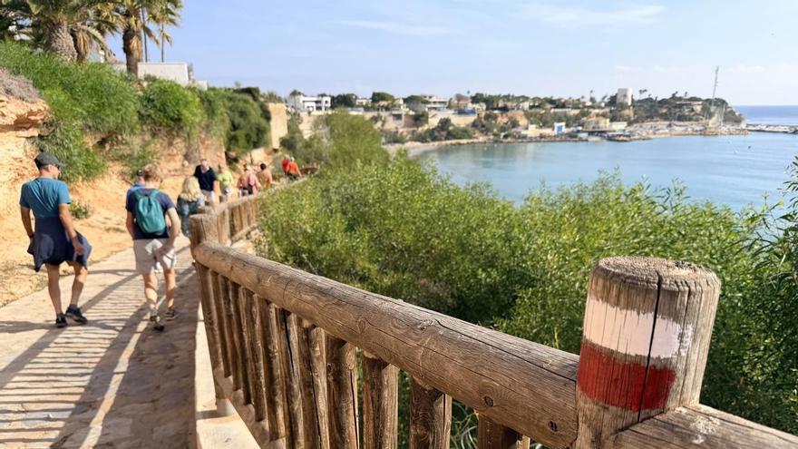 Convega relanza el sendero mediterráneo a su paso por el litoral de la Vega Baja