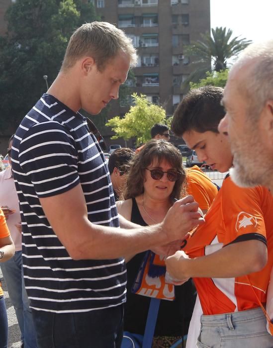 Recibimiento a los jugadores del Valencia Basket previo al duelo ante Baskonia