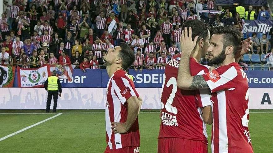 Los jugadores del Sporting, desolados en Ipurua. // Juan Plaza