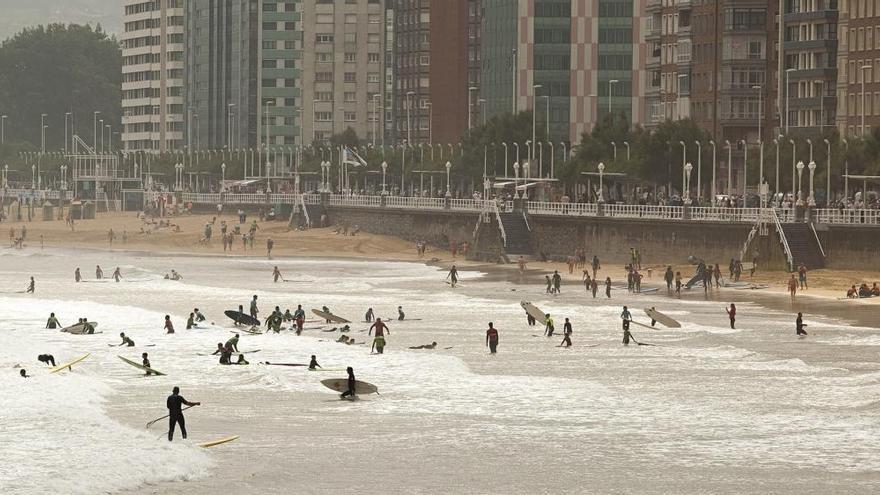 Surfistas en San Lorenzo