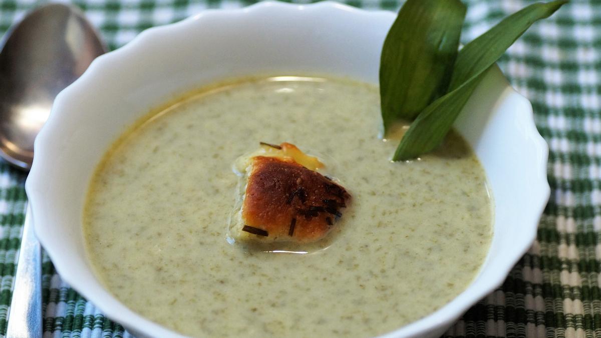 Esta sopa  de ajo y espinacas es ideal para adelgazar