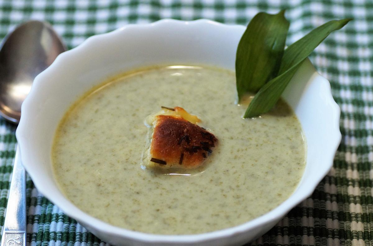 Esta sopa  de ajo y espinacas es ideal para adelgazar