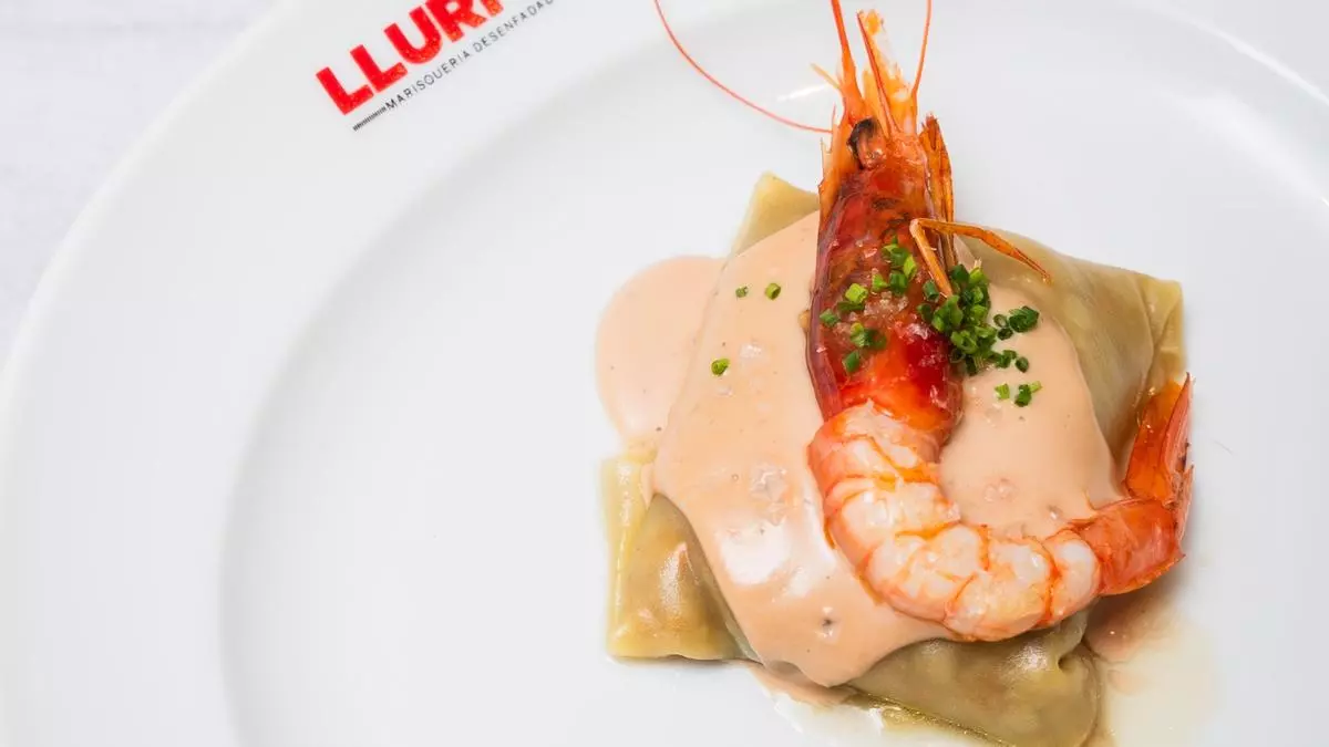 Así se hace un mar y montaña riquísimo: ravioli de pies de cerdo con gambas y 'mi-cuit'