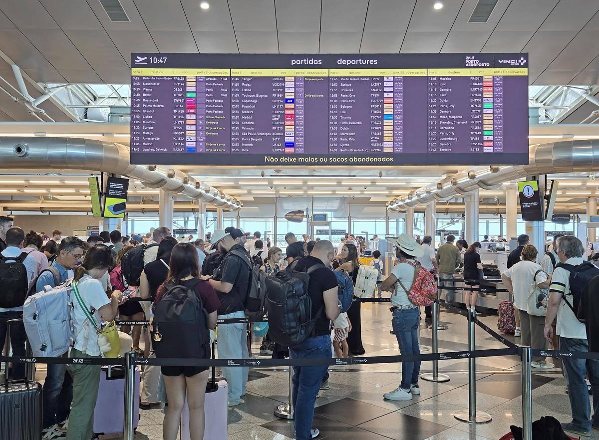 Pasajeros en la zona de seguridad del aeropuerto de Oporto en 2025