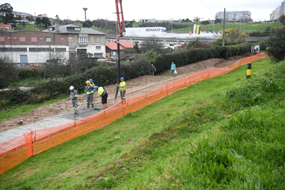 El carril bici se prolonga por Os Castros