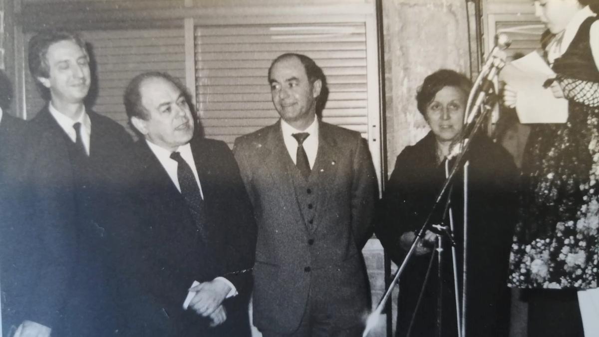 Joan Masafret, al centre, amb Jordi Pujol a la inauguració de les escoles Castellet