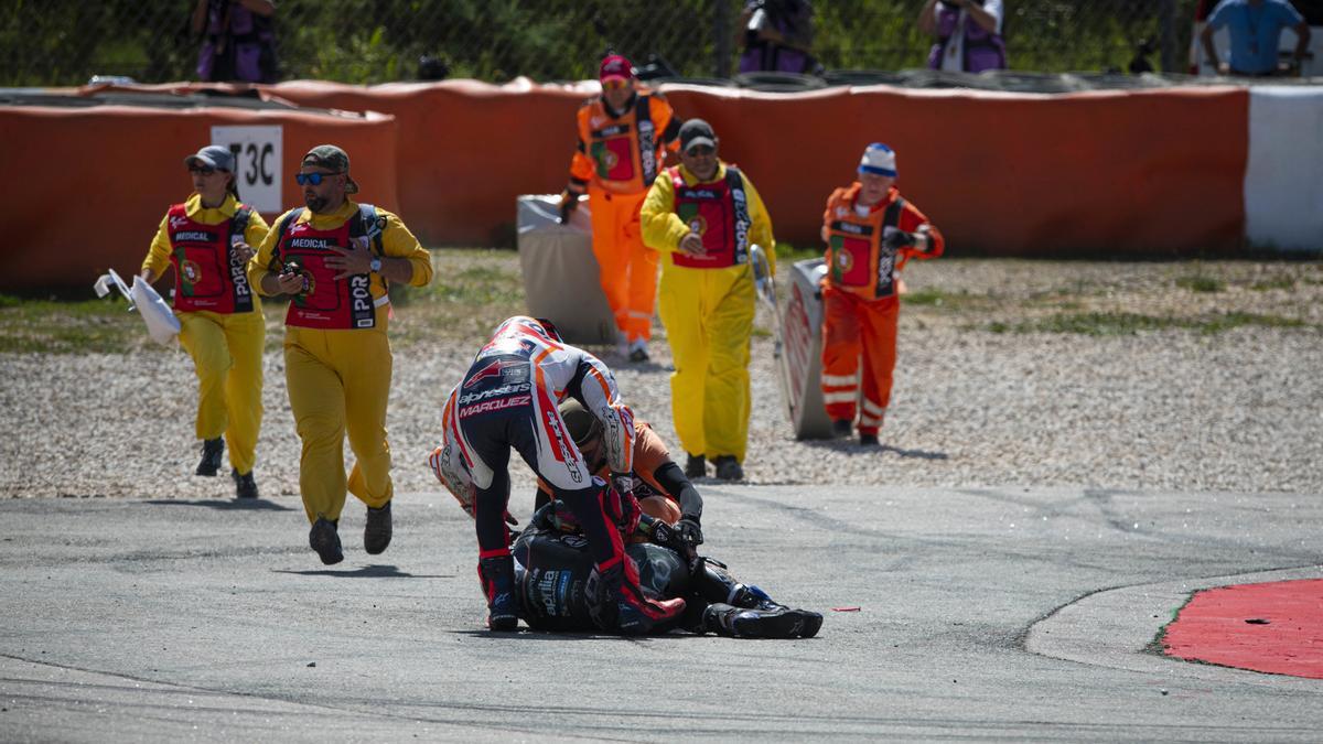 Marc Márquez se preocupa por el estado de Miguel Oliveira tras la caída de ambos en el Gran Premio de Portugal 2023.