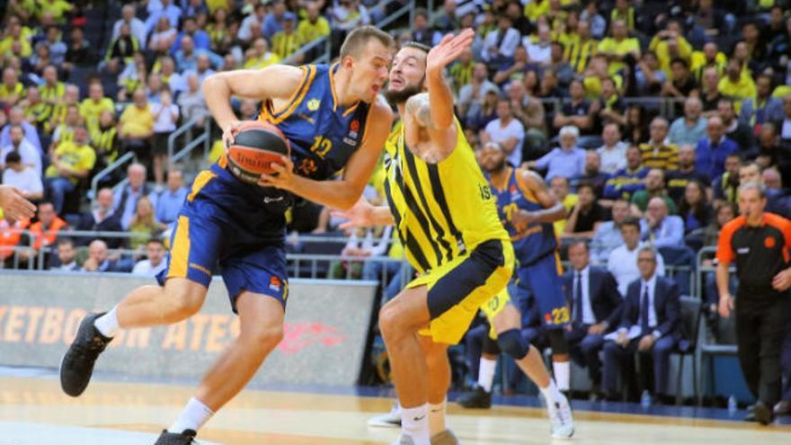 Ondrej Balvin, con el balón en el duelo del viernes frente al Fenerbahçe en Estambul.