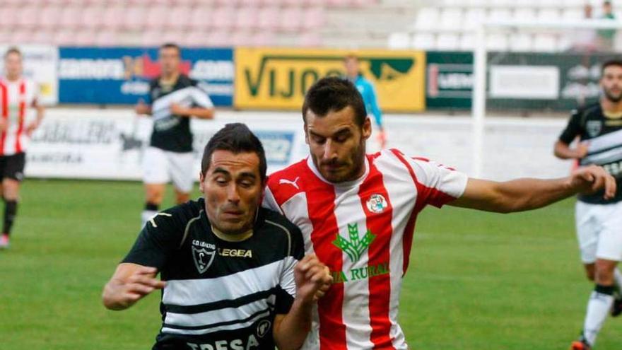 Sergio Villanueva, a punto de golpear el balón en un Zamora-Lealtad.