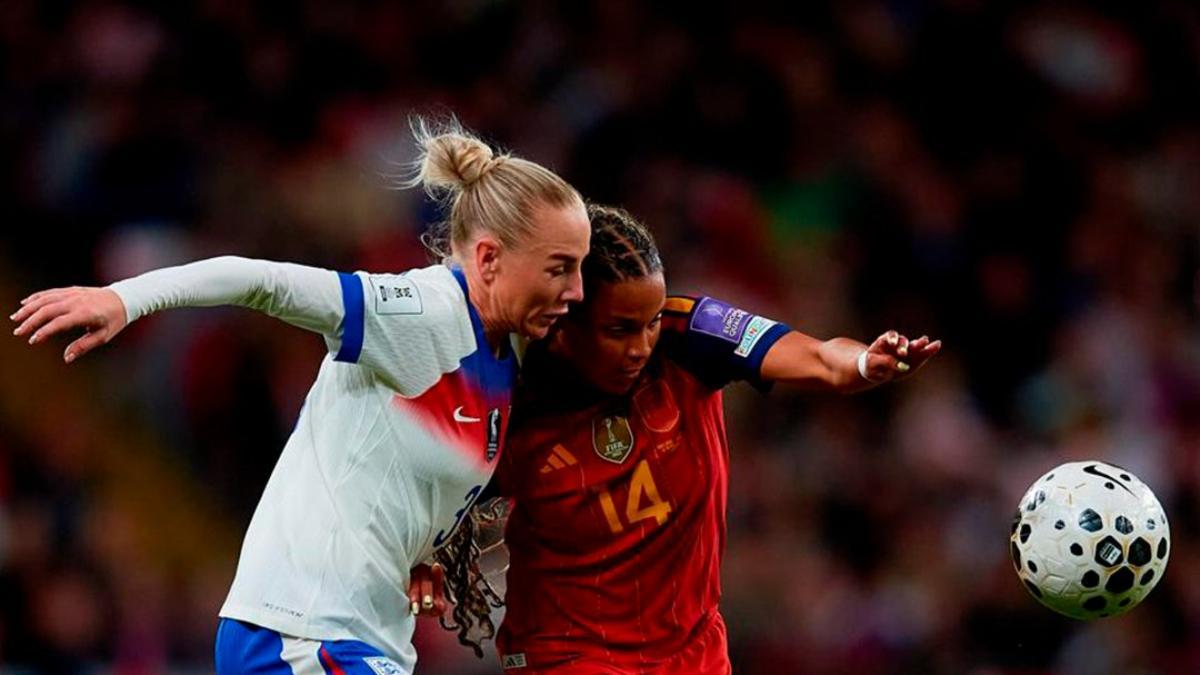 Vicky y Greenwood en una acción en el Inglaterra - España