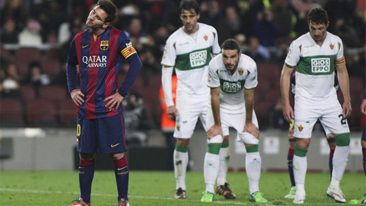 Leo Messi se dispone a lanzar un penalti en el Camp Nou contra el Elche