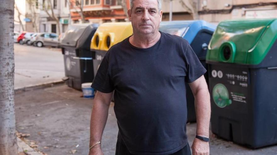 Pedro Salvà, empleado de Emaya, ayer en la calle Fausto Morell, donde ocurrieron los hechos.