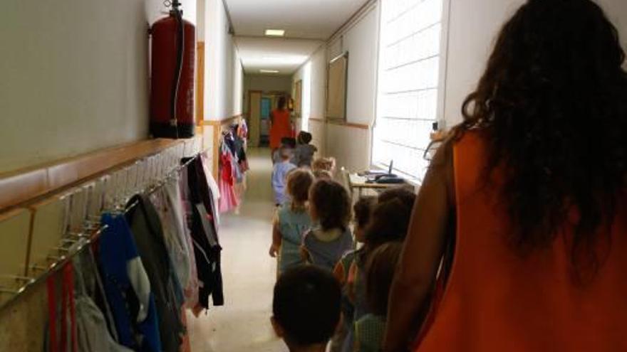 Un grupo de niños camino de clase en el colegio Enric Valor.