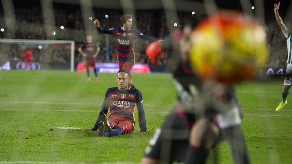 Neymar observa el balón al fondo de la red tras errar desde el punto de penalti.