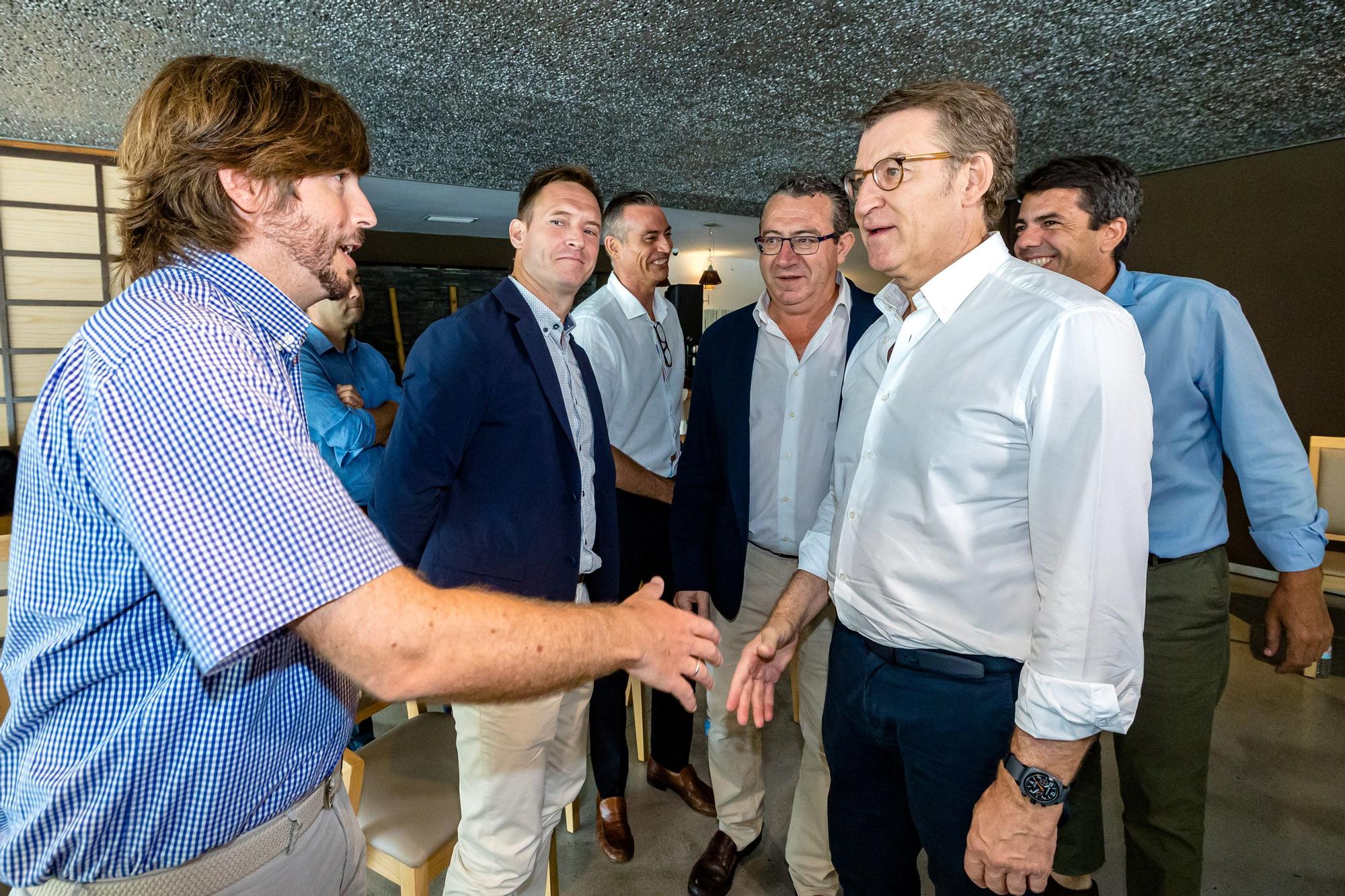 El presidente del PP nacional presenta un decálogo de medidas a los representantes del turismo entre las que se encuentra la renovación del Imserso