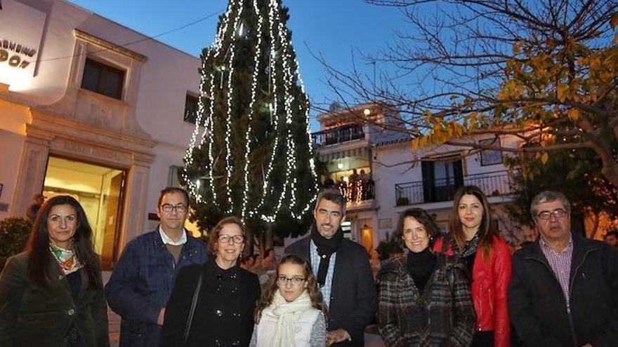 Benalmádena dio inicio ayer a la campaña y a la programación confeccionada para la Navidad con el tradicional encendido del alumbrado, característico de esta época del año. Para el presente ejercicio, el Ayuntamiento de la localidad ha apostado por iluminar de forma específica algunos de los edificios municipales más emblemáticos como la Casa de la Cultura, el Centro de Exposiciones o el propio Consistorio, que ya lucen sus mejores galas.