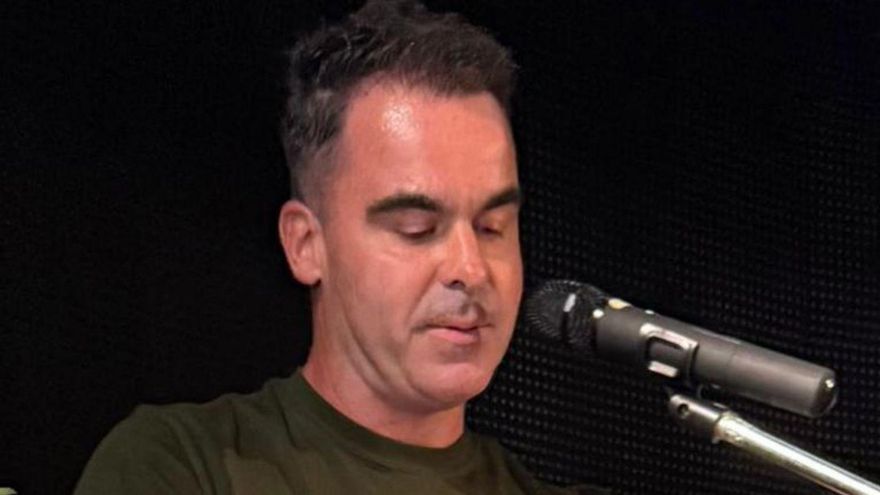 Mario Lebrato, durante el pregón; Lorena Antuña, del Club Rítmica Ares (a la derecha) recibe el «Santiaguín del Año» de manos de Beatriz Palacios, y público asistente al acto.