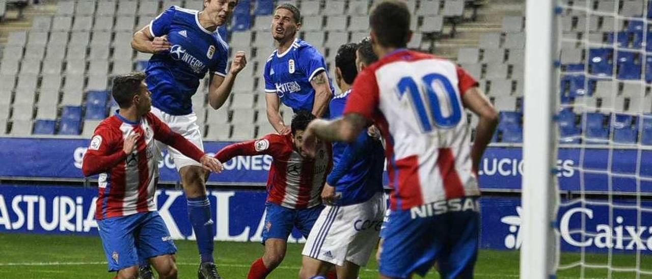 Ugarte marca el 2-0 ante el Sporting B de cabeza en un córner.