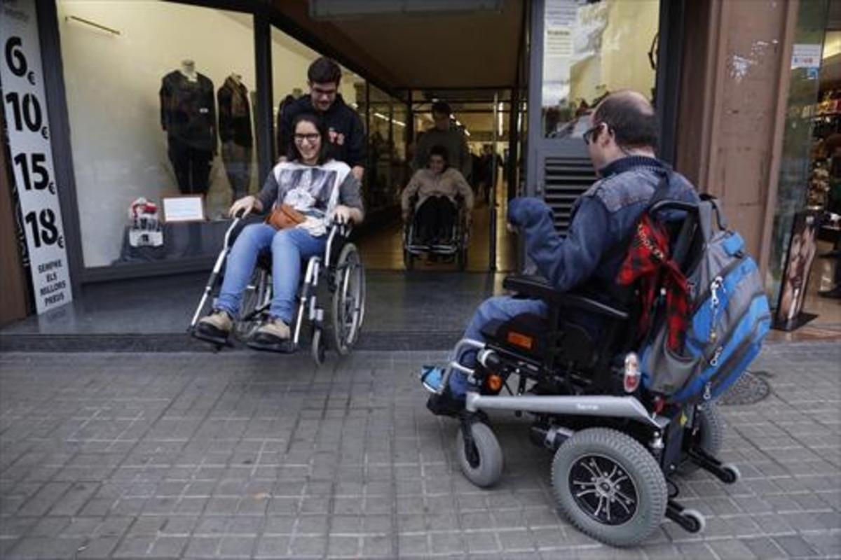 Discapacitados y estudiantes de Arquitectura, en el paseo de la Zona Franca.