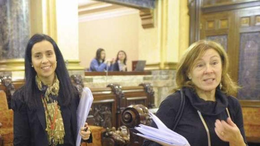 Yoya Neira y Mar Barcón, a la entrada al pleno. / fran martínez