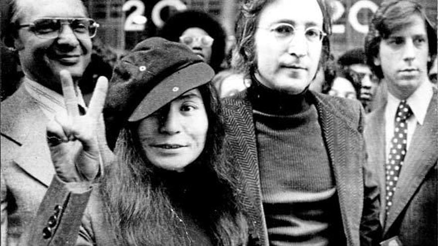 John Lennon und Yoko Ono in den 70ern in London.