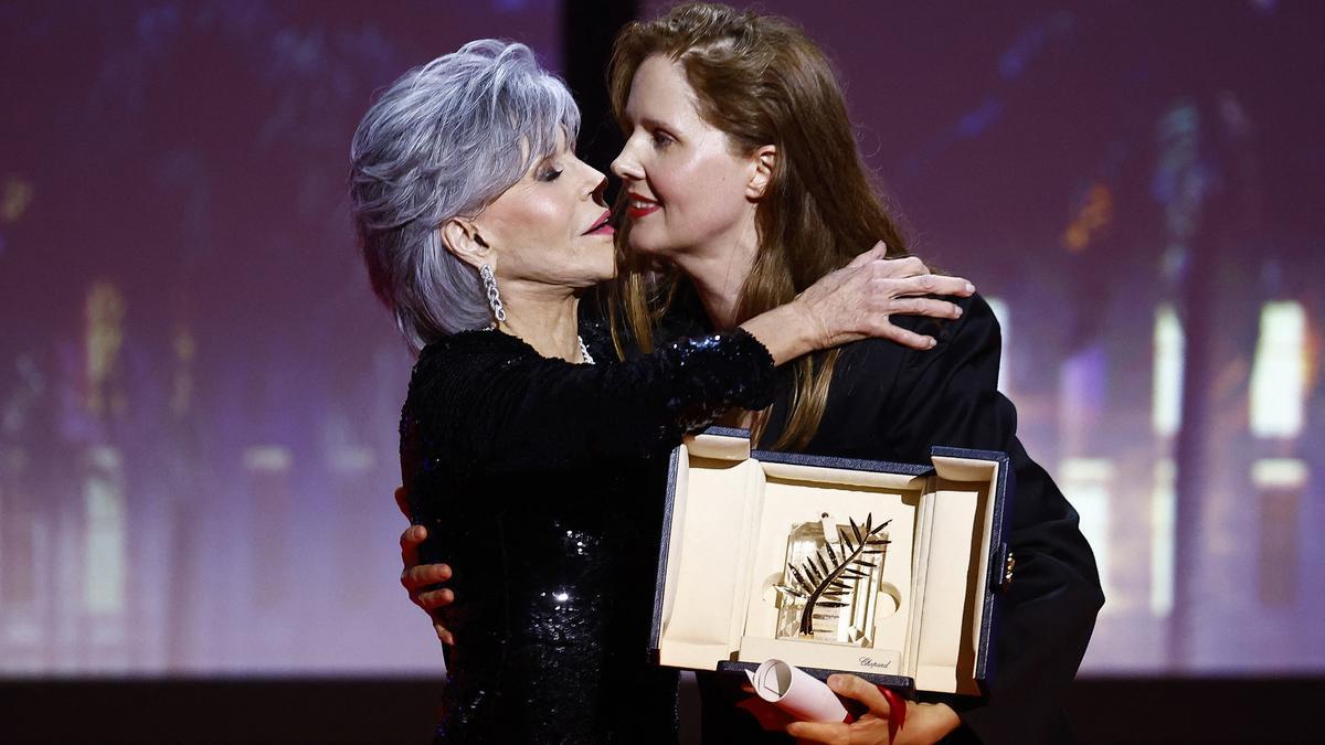 La directora Justine Triet besa a la actriz Jane Fonda mientras recibe el premio Palme d'Or por la película &quot;Anatomie d'une chute&quot; en Cannes