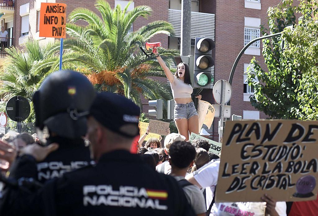 Todas las imágenes de la protesta por la Ebau y las cargas policiales junto a la Consejería de Educación