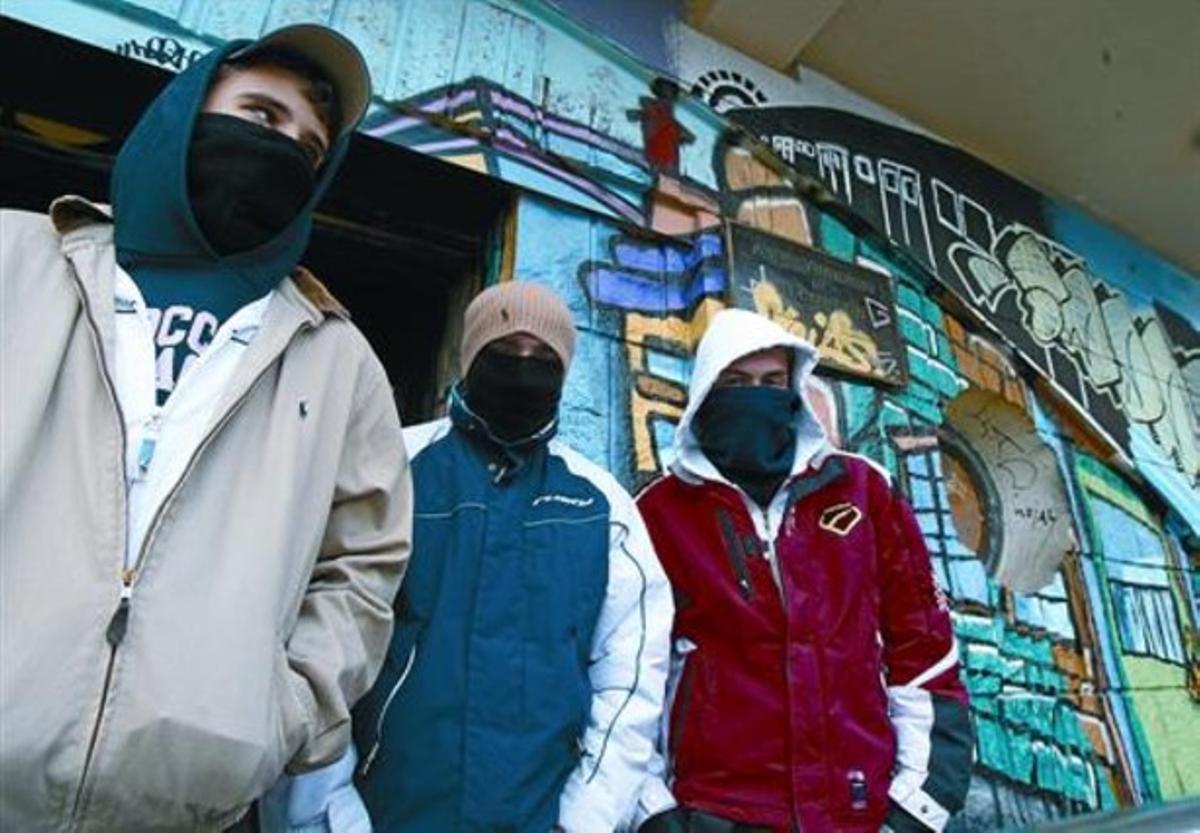 Uns nois davant d’una casa abandonada.