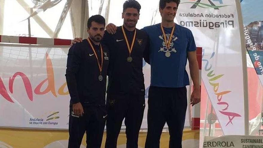 Javi Hernanz, en el centro, con la medalla de oro.