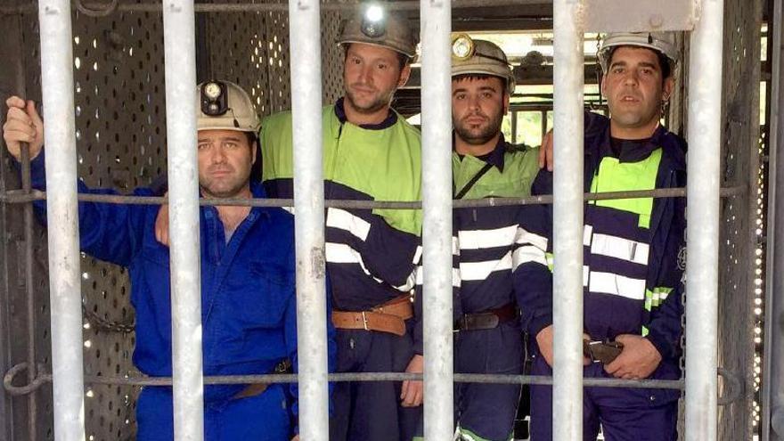 Cuatro mineros de La Vasco inician un encierro en el Pozo Aurelio de Santa Lucía de Gordón (León).